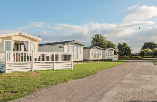 Burnham-on-Sea House | V48 THE CWTCH, family friendly, with a garden in Berrow, Somerset