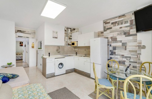 Las Palmas de Gran Canaria Apartment | Vacation Apartment 'Playa Canteras Samperez I' with Mountain View and Wi-Fi