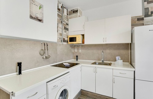 Las Palmas de Gran Canaria Apartment | Vacation Apartment 'Playa Canteras Samperez I' with Mountain View and Wi-Fi