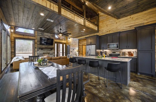 Pickens Cabin | Vacana: HH, Game Room, Hot Tub, Fire Pit, Pets