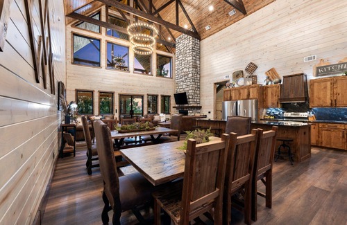 Broken Bow Cabin | Vacana SBM, Indoor Pool, Movie Theater, Game, Multi Family
