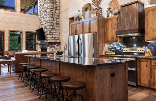 Broken Bow Cabin | Vacana SBM, Indoor Pool, Movie Theater, Game, Multi Family