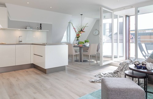 Westerland Apartment | Vacation apartment with south-facing balcony offers space for up to 5 people close to the beach.