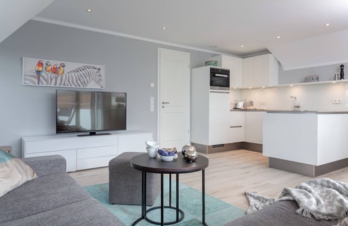 Westerland Apartment | Vacation apartment with south-facing balcony offers space for up to 5 people close to the beach.