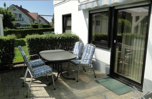 Bisingen Apartment | Vacation apartment 'Gästehaus Zollerblick' with a view of Hohenzollern Castle and shared pool