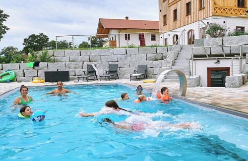 Chieming Apartment | Vacation apartment Hochfelln, 1-6pers., 2 sep. 1st bedroom, 1st floor, east-facing balcony with lake & distant view