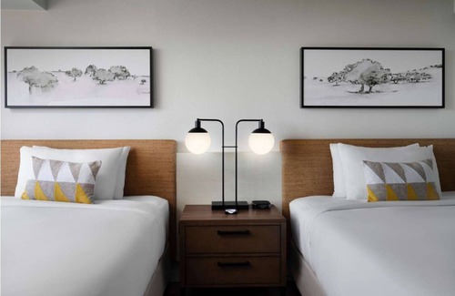 Irvine Business Complex Hotel | Vacation Awaits! Pool & Jacuzzi, Short Drive to Balboa Pier and Newport Beach