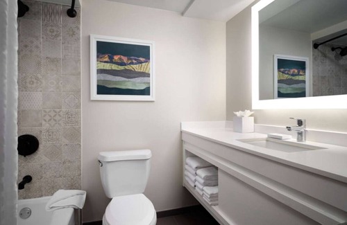 Irvine Business Complex Hotel | Vacation Awaits! Pool & Jacuzzi, Short Drive to Balboa Pier and Newport Beach