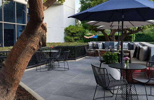 Irvine Business Complex Hotel | Vacation Awaits! Pool & Jacuzzi, Short Drive to Balboa Pier and Newport Beach