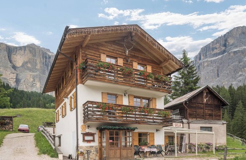 Canazei Ski Chalet | Vacation Chalet Crepes De Sela with Mountain View, Wi-Fi, Balcony & Garden