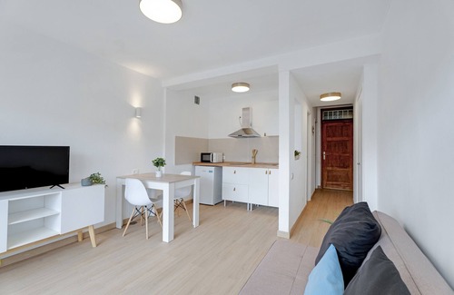 El Madronal Apartment | Vacation Home "Playa Honda" close to the Sea with Shared Pool & Wi-Fi