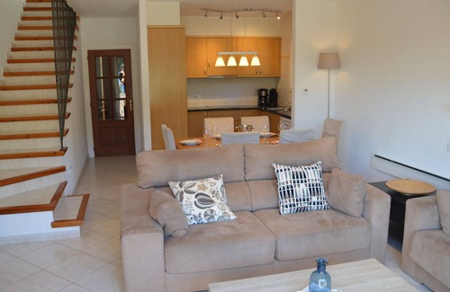 Torroella de Montgri House | Vacation Home "Villa De Ensueño" with Mountain View, Pool & 2 Balconies