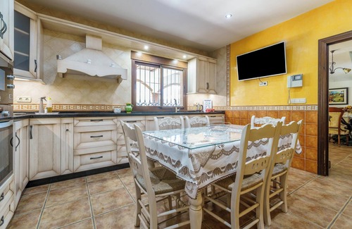 Alhaurin el Grande House | Vacation Home 'La Huerta Del Sur' with Mountain View, Pool, Garden & Wi-Fi