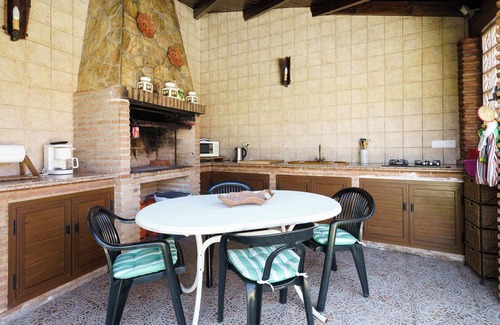 Alhaurin el Grande House | Vacation Home 'La Huerta Del Sur' with Mountain View, Pool, Garden & Wi-Fi