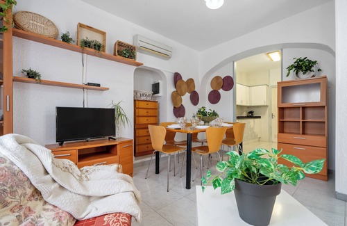 Deltebre House | Vacation Home "Ebre Home" with Private Mini Pool, 3 Private Terraces & Wi-Fi