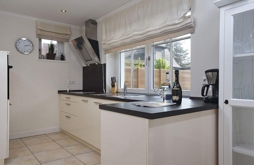 Westerland House | Vacation home for up to 6 people with garden. - Only 450m to the beach!