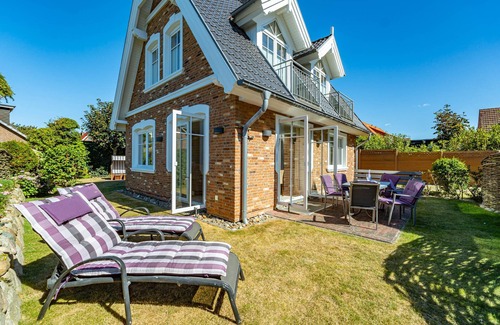 Westerland House | Vacation home for up to 6 people with garden. - Only 450m to the beach!