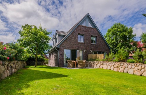 Westerland House | Vacation home for up to 4 people with garden close to the city and beach