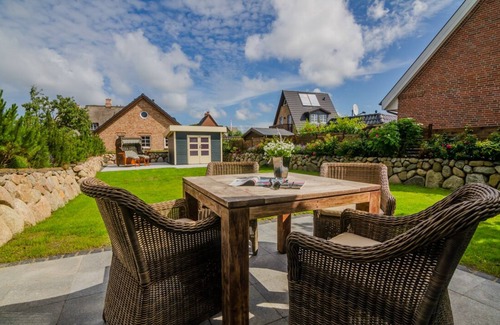 Westerland House | Vacation home for up to 4 people with garden close to the city and beach