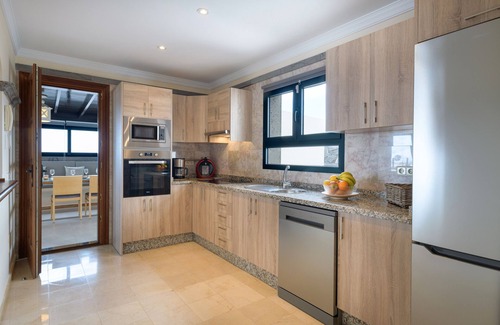 Playa Blanca Villa | Vacation Home "Hipoclub Los Alisios 75" with Sea View, Private Pool & Wi-Fi