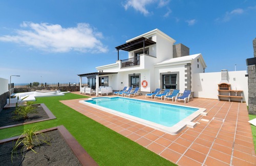 Playa Blanca Villa | Vacation Home "Hipoclub Los Alisios 75" with Sea View, Private Pool & Wi-Fi