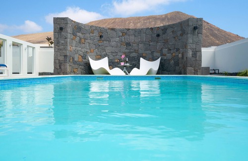 Playa Blanca Villa | Vacation Home "Hipoclub Los Alisios 75" with Sea View, Private Pool & Wi-Fi