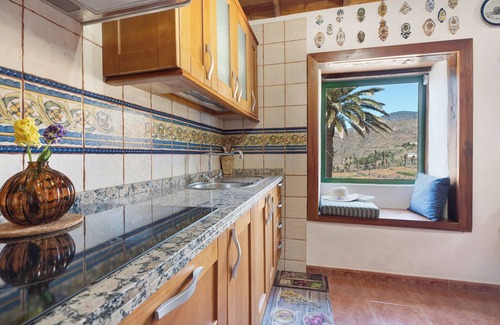 Alojera House | Vacation Home "Rosa del Negro" with Sea View, Terrace & Wi-Fi