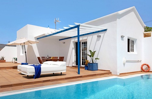Arrieta Villa | Vacation Home 'Turqué' with Sea View, Pool & Wi-Fi