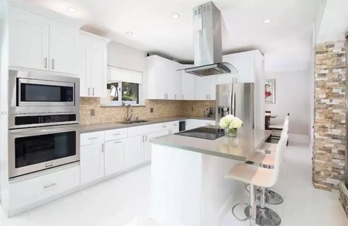 Ludlam House | Vacation home with large Pool 4 bedrooms