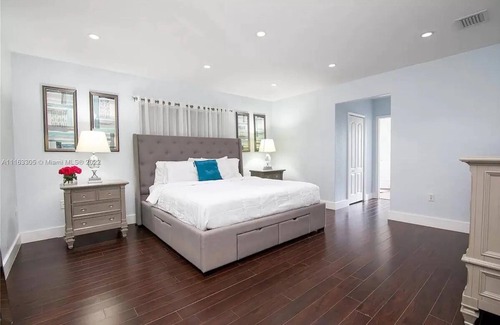 Ludlam House | Vacation home with large Pool 4 bedrooms
