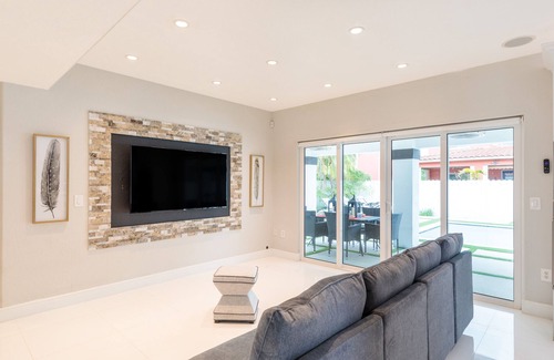 Ludlam House | Vacation home with large Pool 4 bedrooms