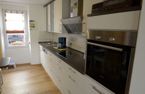 Uerzig House | Vacation home with Moselle view, winter garden, 8 pers., 3 bathrooms, free of charge. Public transport ticket