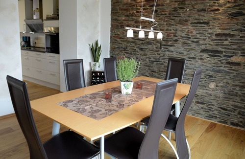 Uerzig House | Vacation home with Moselle view, winter garden, 8 pers., 3 bathrooms, free of charge. Public transport ticket
