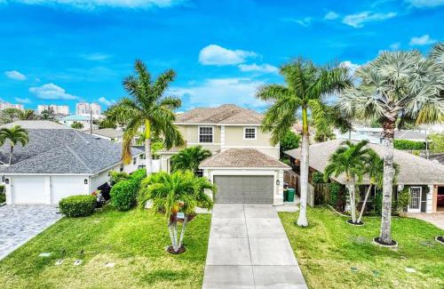 Naples Park House | Vacation home with pool. 4 bedrooms. Sleeps 10