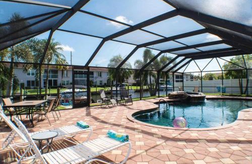 Caloosahatchee Villa | Vacation in comfort pool waterfront boat rental
