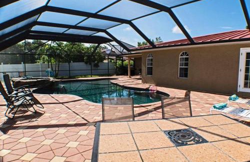 Caloosahatchee Villa | Vacation in comfort pool waterfront boat rental