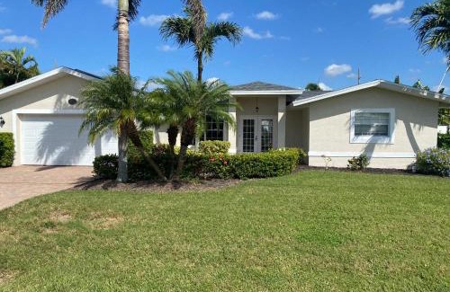 Caloosahatchee Villa | Vacation in comfort pool waterfront boat rental
