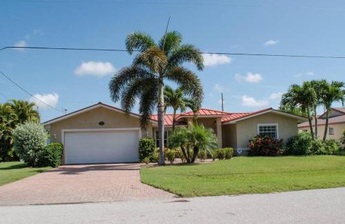 Caloosahatchee Villa | Vacation in comfort pool waterfront boat rental
