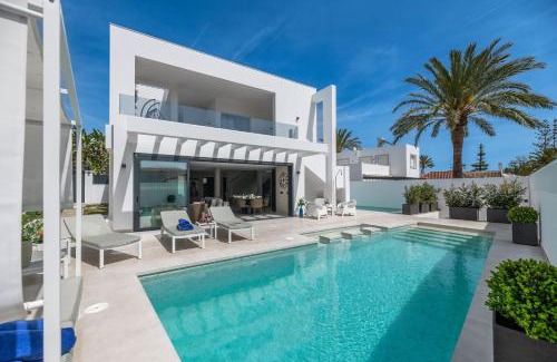 Urbanizacion Marbessa Villa | VACATION MARBELLA I Villa Marbesa White Pearl, Two Private Pools, 3min walk to the Beach, Fastest WiFi, Built in 2024