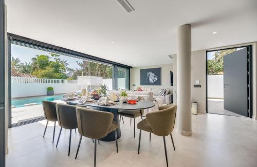 Urbanizacion Marbessa Villa | VACATION MARBELLA I Villa Marbesa White Pearl, Two Private Pools, 3min walk to the Beach, Fastest WiFi, Built in 2024