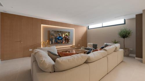 Marbella Villa | VACATION MARBELLA I Villa Thyma, Brand-New Villa, Swimming-pool, Cinema Room and Bar, Minutes from the Marina and the Beach