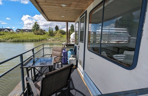 Queensborough Boat Rental | Vacation on the river.