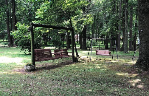 Florence Cottage | Vacation on the Tennessee River in Northwest Alabama. Quaint cottage/level lot.