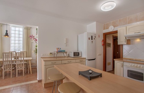 Costa Teguise Apartment | Vacation 'Queen Ovetus Planta Baja' with Mountain View, Shared Pool and Wi-Fi