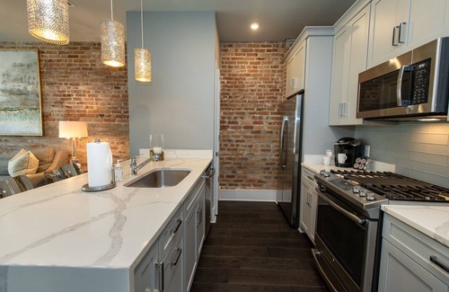 Central Business District Hotel | Vacation Rental in New Orleans CBD: Modern and Chic Condo near French Quarter