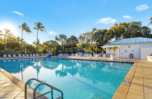Tavernier Apartment | Vacation Starts Here! 4 Relaxing Suites w/Full Kitchen, Pool, Beach Access!