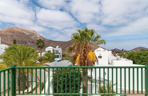 Yaiza Apartment | Vacation 'Suite Con Terraza' with Wi-Fi and Air Conditioning