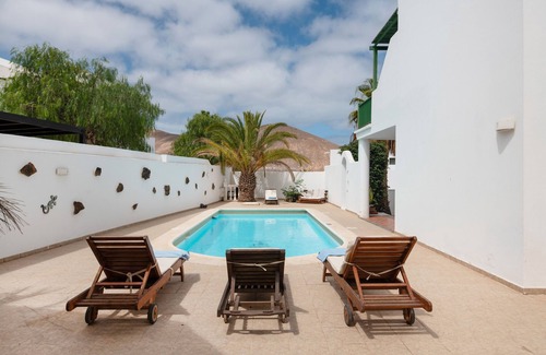 Yaiza Apartment | Vacation 'Suite Con Vistas A Montaña' with Shared Pool, Wi-Fi and Air Conditioning