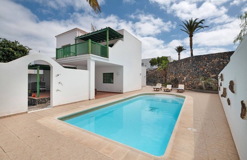 Yaiza Apartment | Vacation 'Suite Con Vistas A Montaña' with Shared Pool, Wi-Fi and Air Conditioning