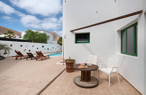 Yaiza Apartment | Vacation 'Suite Con Vistas A Montaña' with Shared Pool, Wi-Fi and Air Conditioning